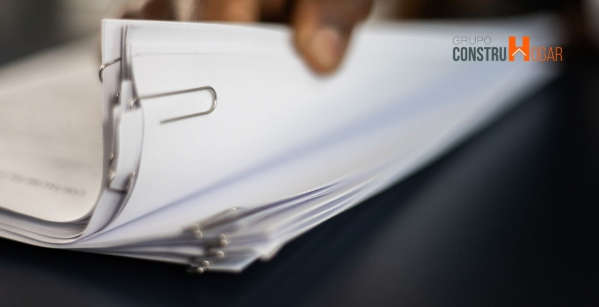 Pila de documentos con un clip