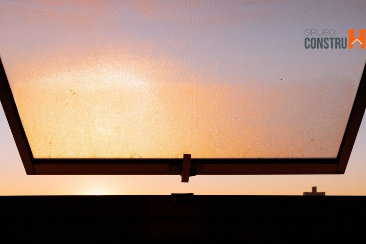 Ventana atardecer en el fondo