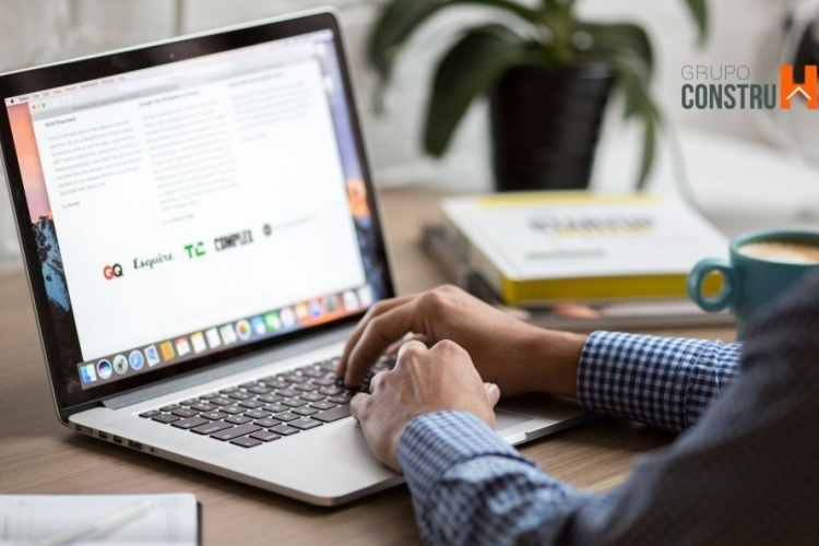 Hombre frente a una laptop
